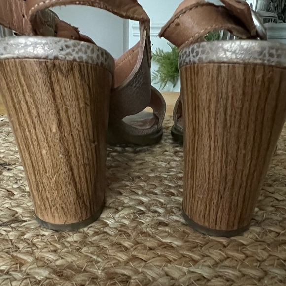 Hispanicitas gold 3” heel with faux wood grain grain heel size 39 - Picture 3 of 6